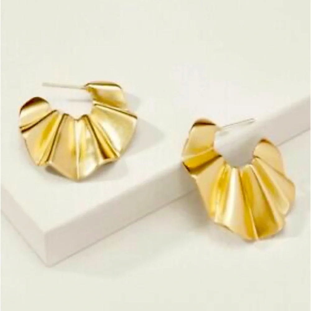 Stella & Dot Chunky Wavy Gold Plated Hoop Earring - Picture 3 of 4